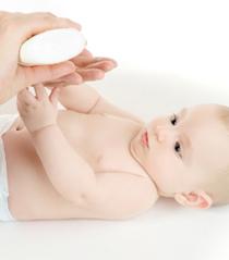 Prevenir e cuidar das bochechas vermelhas do bebê