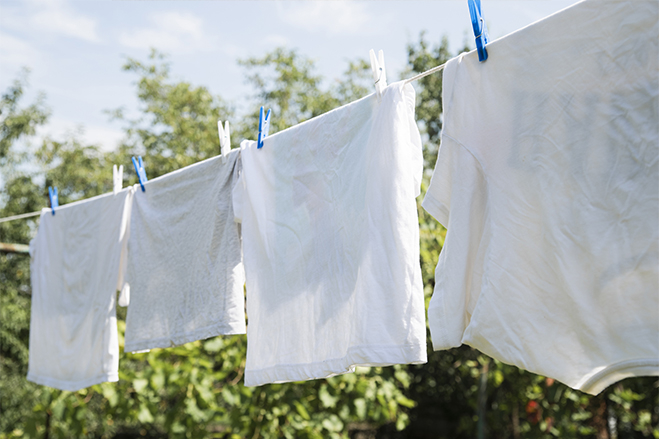 Como resolver problemas de manchas de protetor solar nas roupas com Corine de Farme?