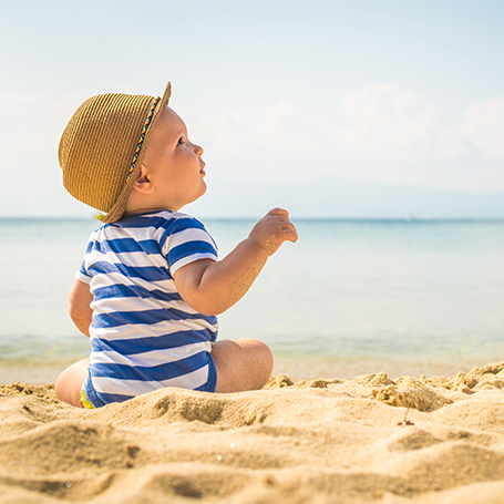 Porque é que é importante proteger a pele sensível do bebé do sol? Qual o seu capital solar?
