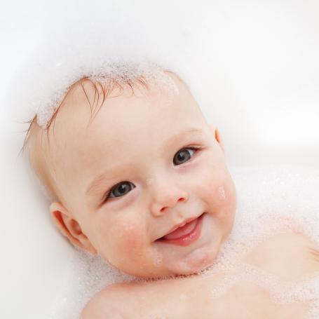 Qual a importância do banho no desenvolvimento do bebé?